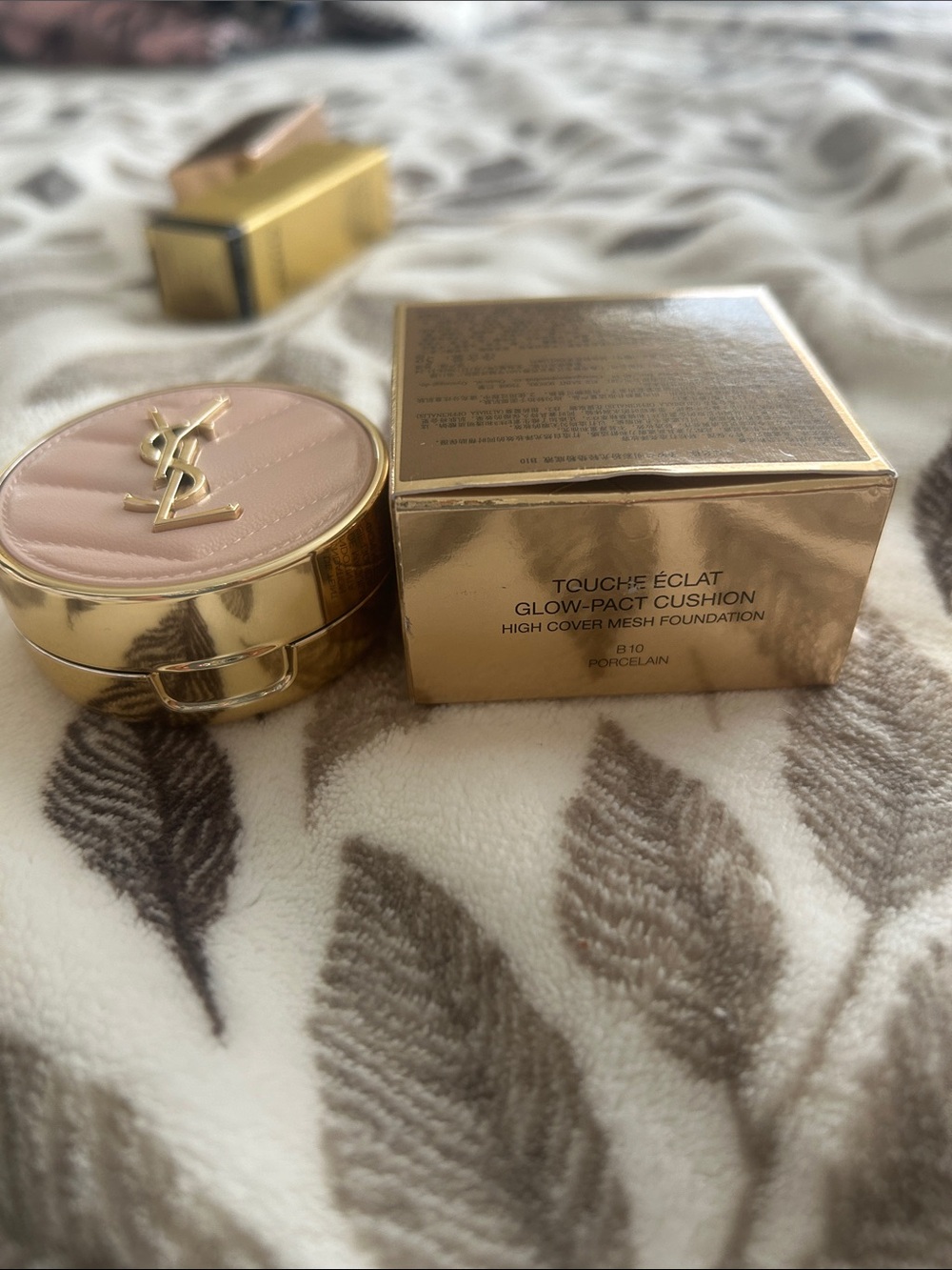 Yves Saint Laurent Cushion Foundation Compact in Porcelain b10 travel size 0.17